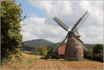 Porta Westfalica. Die Windmhle im Ortsteil Eisbergen stammt aus dem Jahr 1855. Der aus Bruch- und Sandsteinen erbaute Erdhollnder wurde in den Jahren 1989-1992 an den jetzigen Standort versetzt. 2007 durch einen Sturm und Feuer zerstrt, wurde die Mhle 2008-09 wieder aufgebaut. 01.09.2018