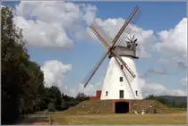 Porta Westfalica. Die Windm�hle im Ortsteil Veltheim wurde 1903 erbaut, nachdem der Vorg�ngerbau nach Blitzeinschlag abgebrannt war. Dieser Wallholl�nder tr�gt auch den Namen  Stolzen M�hle im Hehler Feld  nach dem Erbauer M�ller Karl Stolze. 01.09.2018