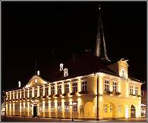 Das Rathaus von Uelzen in nchtlicher Beleuchtung. Im Hintergrund ist der Kirchturm der Marienkirche zu erahnen. Uelzen liegt im Zentrum der Lneburger Heide. Aufnahmedatum: 09.10.2005