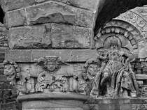 Eher aztekisch anmutende Verzierungen an einem der Chimrenpfeiler des Kyffhuserdenkmales bei Bad Frankenhausen. (September 2018) 