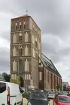 Nikolaikirche am 28. August 2018 in Rostock. Dieses Haus wurde umgebaut und im oberen Teil befinden sich Wohnungen, B�ros und auch ein Fahrstuhl.