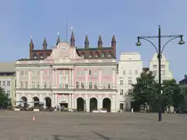 Das Rathaus von Rostock mit der Zeituhr seit der 800 Jahr Feier am 29. August 2018 am neuen Markt