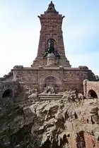 Das Kyffh�userdenkmal mit Kaiser Friedrich I., genannt Barbarossa und Kaiser Wilhelm I. bei Bad Frankenhausen. (September 2018) 