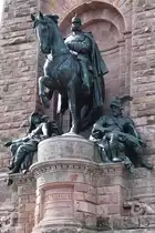 Hoch zu Ross Kaiser Wilhelm I., links daneben eine Frau als Verk�rperung der deutschen Geschichte, rechts ein fl�gelbehelmter Germane. (Kyffh�userdenkmal Bad Frankenhausen, September 2018)
