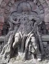 Der 6,5 m hohe und aus Sandstein gemei�elte Barbarossa. (Kyffh�userdenkmal Bad Frankenhausen, September 2018)