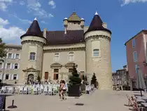 Aubenas, Schloss aus dem 14. Jahrhundert, beheimatet heute die Stadthalle, die sich mit gro�en Ausstellungen von Gem�lden, Skulpturen und antiken Steingravuren r�hmt (31.07.2018)