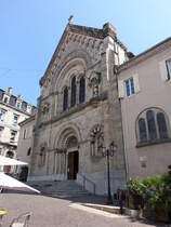 Aubenas, Kirche Saint Laurent, Hauptfassade im neoromanische Stil des neunzehnten Jahrhundert (31.07.2018)