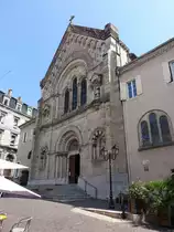 Aubenas, Kirche Saint Laurent, Hauptfassade im neoromanische Stil des neunzehnten Jahrhundert (31.07.2018)