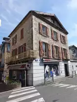 Villefranche-de-Rouergue, historisches Geb�ude am Quai de Senechaussee (30.07.2018)