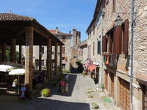 Cordes-sur-Ciel, alte Markthalle mit 100 Meter tiefem Brunnen und Huser in der Rue Saint-Michel (30.07.2018)