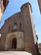 Gaillac, Pfarrkirche Saint-Pierre, erbaut im 10. Jahrhundert, der  m�chtige steinerne Glockenturm stammt aus dem 13. Jahrhundert (30.07.2018)