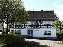 WEYERBUSCH/WESTERWALD-RAIFFEISEN-HAUS
In diesem Haus in WEYERBUSCH/WESTERWALD lebte und wirkte FRIEDRICH WILHELM RAIFFEISEN,
der gro�e Westerw�lder Genossenschaftsgr�nder und Sozialreformer,von 1845-48 als B�rgermeister....