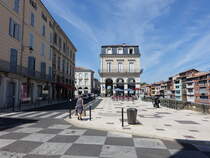 Castres, Gebude am Quai de Jacobines am Fluss Agout (30.07.2018)