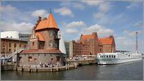 Stralsund. Historische und moderne Bebauung an der Hafenstrae. Im Vordergrund ist das Lotsenhaus zu sehen, weiter hinten Speicher. 29.07.2018