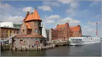 Stralsund. Historische und moderne Bebauung an der Hafenstra�e. Im Vordergrund ist das Lotsenhaus zu sehen, weiter hinten Speicher. 29.07.2018