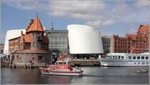 Stralsund. Zwischen die historische Bebauung an der Hafenstrae wurde das Ozeaneum gebaut. Es ist Teil des Deutschen Meeresmuseums. 29.07.2018