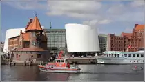 Stralsund. Zwischen die historische Bebauung an der Hafenstra�e wurde das Ozeaneum gebaut. Es ist Teil des Deutschen Meeresmuseums. 29.07.2018