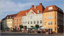 Stralsund. Die Historischen Altstdte Stralsund und Wismar gehren seit 2002 zum UNESCO-Weltkulturerbe. Am Alten Markt stehen mehrere denkmalgeschtze Gebude. Hier an der Ostseite z.B. das Commandantenhus mit dem Wappen im Giebel. 28.07.2018