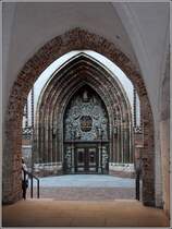 Stralsund. Vom Rathaus sind es nur wenige Schritte hinber zum Westportal der St.-Nikolai-Kirche. 28.07.2018