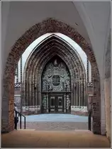 Stralsund. Vom Rathaus sind es nur wenige Schritte hin�ber zum Westportal der St.-Nikolai-Kirche. 28.07.2018