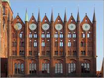 Stralsund. Die Historischen Altstdte Stralsund und Wismar gehren seit 2002 zum UNESCO-Weltkulturerbe. Am Alten Markt stehen mehrere denkmalgeschtze Gebude. An der Sdseite z.B. das Rathaus, das 1444 um diese Schaufassade ergnzt wurde. 28.07.2018