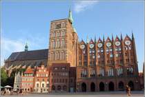 Stralsund. Die Historischen Altstdte Stralsund und Wismar gehren seit 2002 zum UNESCO-Weltkulturerbe. Am Alten Markt stehen mehrere denkmalgeschtze Gebude. Die Sdseite wird beherrscht von der St.-Nikolai-Kirche, die erstmals 1276 urkundlich erwhnt wurde und dem Rathaus, mit desssen Bau um 1300-1310 begonnen wurde. 28.07.2018