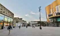 Bilder von der “Neuen Mitte“ Wuppertals rund bzw. aus dem neuen Wuppertaler Hauptbahnhof der der herausragenden Bedeutung Wuppertals, als erstem gro�en Industriezentrums unseres Landes, das die damals kleinen St�dtchen des angrenzenden und aus Wuppertal hervorgegangenen Ruhrgebiets und St�dte wie D�sseldorf und Leverkusen (Bayer nebst Aspirin etc. kommt aus Wuppertal!!!) mit nach oben zog, nun endlich wenigstens in Ans�tzen gerecht wird! Neue  Citiy Plaza  vor der Bahnhofs-Mall mit Blick auf das Stadtzentrum und Schwebebahn. Aufnahme-Datum: 19.09.2018