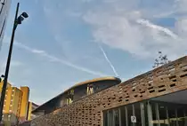 Bilder von der “Neuen Mitte“ Wuppertals rund bzw. aus dem neuen Wuppertaler Hauptbahnhof der der herausragenden Bedeutung Wuppertals, als erstem gro�en Industriezentrums unseres Landes, das die damals kleinen St�dtchen des angrenzenden und aus Wuppertal hervorgegangenen Ruhrgebiets und St�dte wie D�sseldorf und Leverkusen (Bayer nebst Aspirin etc. kommt aus Wuppertal!!!) mit nach oben zog, nun endlich wenigstens in Ans�tzen gerecht wird! Linke Front der neuen Hbf-Bahnhofs-Mall und einem der  Fl�gel-D�cher  des neuen Busbahnhofs der nun direkt �ber der Bahnhofs-Mall liegt. Die 5 stylischen D�cher des Busbahnhofs werden Nachts zuk�nftig mit verschiedenen Farben umlaufend iluminiert. Aufnahme-Datum: 19.09.2018