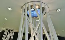 Bilder von der “Neuen Mitte“ Wuppertals rund bzw. aus dem neuen Wuppertaler Hauptbahnhof der der herausragenden Bedeutung Wuppertals, als erstem gro�en Industriezentrums unseres Landes, das die damals kleinen St�dtchen des angrenzenden und aus Wuppertal hervorgegangenen Ruhrgebiets und St�dte wie D�sseldorf und Leverkusen (Bayer nebst Aspirin etc. kommt aus Wuppertal!!!) mit nach oben zog, nun endlich wenigstens in Ans�tzen gerecht wird! Stylische Decken-Trage-Konstruktion mit Tageslicht-Lichtsch�chten der neuen  Hbf Bahnhofs-Mall. Aufnahme-Datum: 19.09.2018