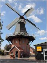 Weener. Die Mhle Wichers in Stapelmoor wurde 1909 als dreistckiger Galeriehollnder errichtet. Nach der Besichtigung kann man sich in der Teescheune bei einer Tasse Tee oder Kaffee ein leckeres Stck Kuchen schmecken lassen. 02.09.2018