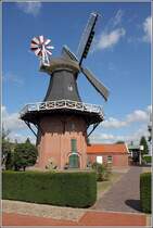 Weener. Die Mhle Wichers in Stapelmoor wurde 1909 als dreistckiger Galeriehollnder errichtet. Sie ersetzte eine 1707 erbaute Bockwindmhle, die 1909 abgebrochen wurde. 02.09.2018