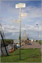 Wurster Nordseekste. Die Sturmflutmarke am Hafen von Spieka-Neufeld zeigt den Wasserstand einiger Sturmfluten an und macht damit die Notwendigkeit von Deichen deutlich. 26.08.2018