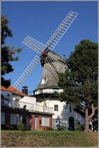 Wittmund. Etwas versteckt hinter Bumen und anderen Gebuden steht diese Windmhle im Stadtteil Carolinensiel. Sie wurde 1742 als Galeriehollnder auf dem Deich errichtet. Heute enthlt sie Ferienwohnungen. 18.09.2018