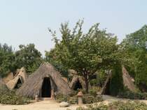 Banpo Siedlung Xi'an: Hier wurde eine 6000 Jahre alte neolithische Siedlung ausgegraben ausgegraben. Im Bild zu sehen ist eine Rekonstruktion der Htten aus der damaligen Zeit. 09/2007