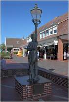 Langeoog. Der Sngerin Lale Andersen, die mit dem Lied  Lilli Marleen  weltberhmt wurde, ist dieses Denkmal am Ende der Hauptstrae gewidmet. 18.09.2018