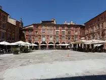 Montauban, Geb�ude am Place Nationale, Zwei Joche tiefe gew�lbten Laubeng�nge umziehen den Platz (29.07.2018)