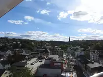 �BER DEN D�CHERN VON EITORF/SIEG
Hier in EITORF/SIEG sind die letzten Ausl�ufer des WESTERWALDES zu erkennen,bevor danach die Gegend in der
 K�lner Bucht  v�llig flach wird....Bei traumhaftem Fotowetter konnte ich am 25.9.2018 diese
Aufnahme aus dem Riesenrad beimletzten Tag der Eitorfer Kirmes machen,eine der gr��ten und
sch�nsten im Rhein-Sieg-Gebiet.....