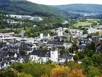 HERBORN/WESTERWALD-INNENSTADT MIT EV. SCHLOSSKIRCHE UND SCHLOSS
Die Innenstadt von HERBORN/WESTERWALD mit der Ev. Schlosskirche vorne und dem Schloss rechts-
darunter liegt die historische Altstadt mit taumhaft sch�nen Fachwerkh�usern....
am 26.9.2018 vom Aussichtsturm  DILLBLICK  hoch �ber der Stadt fotografiert...