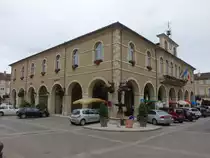 Fleurance, historisches Rathaus und Markthalle am Place de la Republique (28.07.2018)