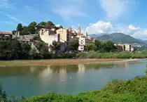 Blick �ber die Roia-M�ndung zur Altstadt von Ventimiglia hinauf, 08.09.2018.