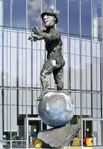  G�tterbote Mercurius , 10 m hohe und 5 to schwere Statue vor dem Posttower in Bonn - 01.09.2018