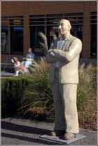 Zeven. Vor dem Gebude der Zevener Volksbank am Vitus-Platz ist diese Figurengruppe der Knstlerin Christel Lechner aus Witten zu sehen. 29.09.2018