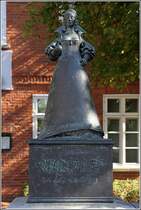 Zeven. Vor dem Knigin-Christinen-Haus steht ein kleines Denkmal der Knigin Christine von Schweden. 29.09.2018