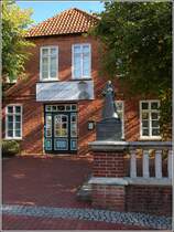 Zeven. Das Knigin-Christinen-Haus ist das lteste profane Gebude der Stadt und stammt aus der Mitte des 17. Jahrhunderts. In diesem Gebude hat Knigin Christine von Schweden bei ihren Aufenthalten in der Stadt gewohnt. Zeven wurde nach dem Dreiigjhrigen Krieg schwedisch. Heute wird das Gebude fr kulturelle Zwecke genutzt. In zwei Rumen wird die Sammlung Walter Kempowski gezeigt, der einige Jahre in Zeven als Lehrer ttig war. 29.09.2018