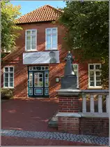 Zeven. Das K�nigin-Christinen-Haus ist das �lteste profane Geb�ude der Stadt und stammt aus der Mitte des 17. Jahrhunderts. In diesem Geb�ude hat K�nigin Christine von Schweden bei ihren Aufenthalten in der Stadt gewohnt. Zeven wurde nach dem Drei�igj�hrigen Krieg schwedisch. Heute wird das Geb�ude f�r kulturelle Zwecke genutzt. In zwei R�umen wird die Sammlung Walter Kempowski gezeigt, der einige Jahre in Zeven als Lehrer t�tig war. 29.09.2018