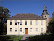 Zeven. Das Amtsgerichtsgebude wird vom Turm der Klosterkirche St. Viti berragt. 29.09.2018