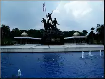 Kuala Lumpur, National Monument or Tugu Negara, dedicated to the heroic fighters in the cause of peace and freedom, vor allem geht es hier um die Gefallenen des malaiischen Freiheitskampfes w�hrend der japanischen Besatzungszeit 1941–1945 sowie w�hrend der anschlie�enden K�mpfe 1948–1960 (Malayan Emergency). Sept. 2018.