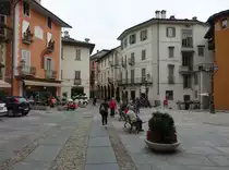 Varallo, Geb�ude an der Piazza Calderini in der Altstadt (05.10.2018)