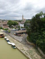 Nerac, Ausblick auf die Pfarrkirche Notre-Dame am Ufer des Fluss Baise (28.07.2018)