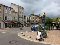 Nerac, Fachwerkh�user am Place General de Gaulle (28.07.2018)